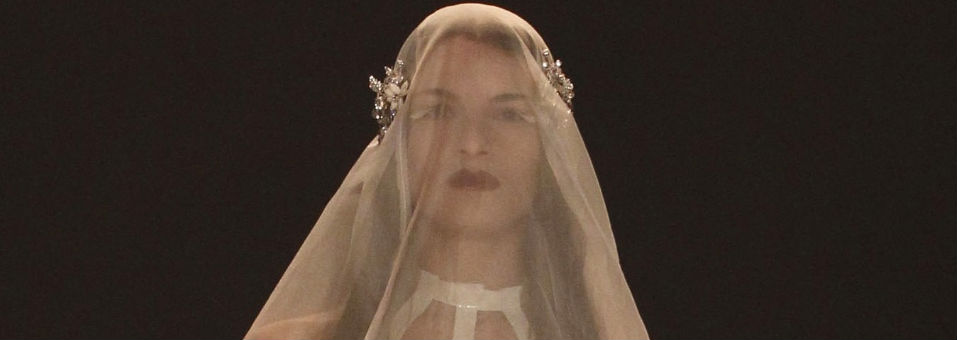 Settimana della moda di Berlino: Kaviar Gauche mette a nudo la sposa