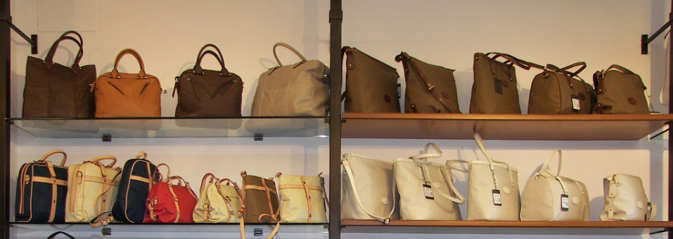 Scarpe, borse e vestiti: come rendere felice una donna a San Valentino